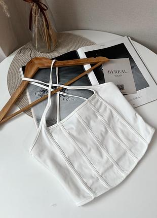 Білий корсетний топ на бретельках bershka