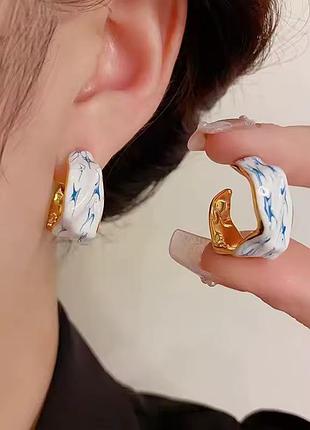 Серьги белая эмаль голубой рисунок