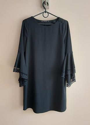 Черное короткое платье zara с расклешенными рукавами и кружевом, р. s