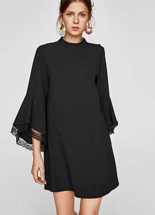 Черное короткое платье zara с расклешенными рукавами и кружевом, р. s