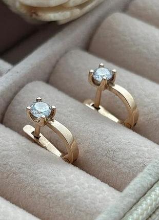 Серьги золотые с белыми круглыми фианитами.