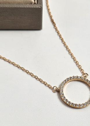 Колье позолоченное цепочка якорного плетения и круглая подвеска с фианитами.