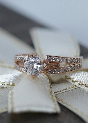 Серебряное кольцо с бриллиантами. с фианитами разного размера