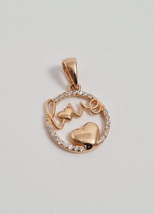 Подвеска золотая круглая love с сердечками и россыпью белых круглых фианитов.