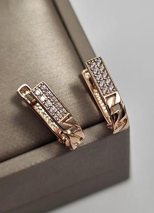 Серьги из золота с дорожками белые круглые фианиты и орнамент.