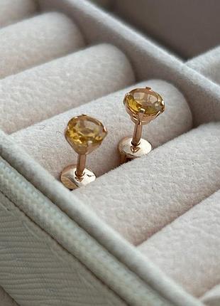 Серьги вкрутки золотые с желтыми круглыми лимонами.