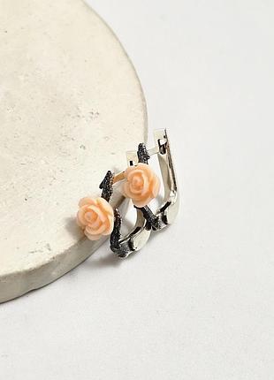 Серьги из серебра цветы с кораллом и чернением