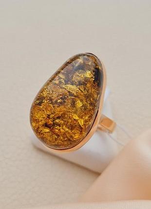 Кольцо золотое из большим камнем янтаря массивная