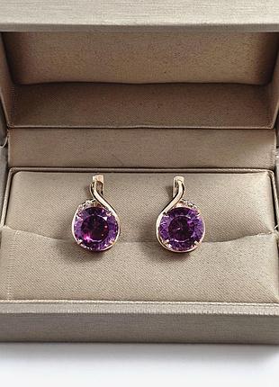 Серьги из золота из александритами фиолетового цвета и фианитами
