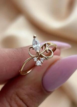 Кольцо золотое с растительным орнаментом и белыми фианитами