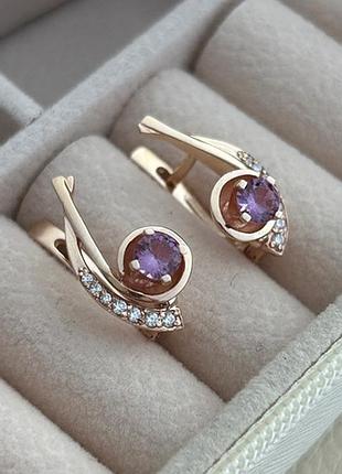 Серьги золотые с розовым. александритом и белыми круглыми фианитами.