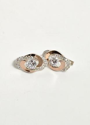 Серьги из серебра с золотыми пластинами и белыми цирконами.