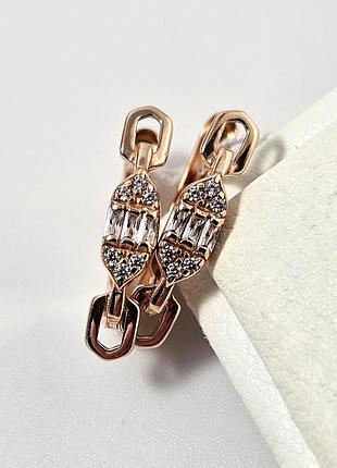 Серьги золотые тонкие с круглыми и прямоугольными белыми фианитами.