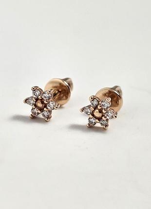 Серьги гвоздики цветки золотые с маленькими круглыми белыми фианитами.