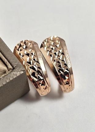 Серьги золотые с алмазной гранью лепестки без камней