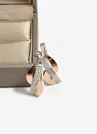 Серьги из серебра с золотыми вставками и белыми цирконами.
