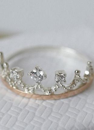 Серебряное кольцо с золотой вставкой корона с белыми цирконами.