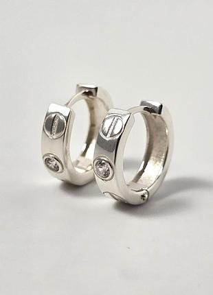 Серьги из серебра с цирконами и орнаментом.