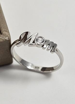 Каблучка зі срібла mom з білим круглим фіанітом для мами