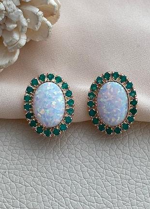 Серьги из золота с белым овальным опалом и зеленым агатом.