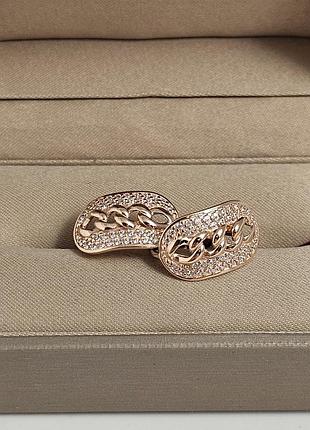 Серьги из золота из орнаментом и белыми фианитами.