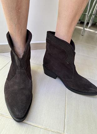Продам замшеві козаки mjus