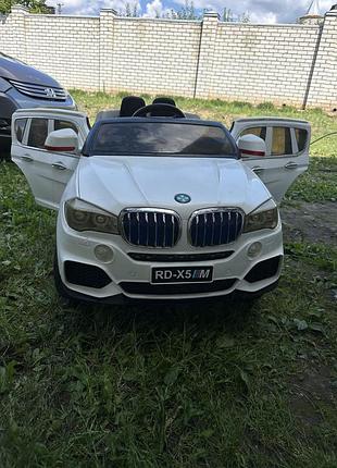 Продам дитячий електромобіль bmw x5 білого кольору.