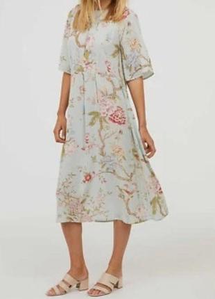 Платье миди от h&amp;m + gp &amp; j baker нежно-голубого цвета с узором с птицами и цветами.