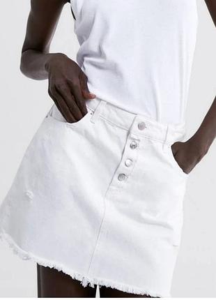 Белая джинсовая мини-юбка zara с необработанным подолом