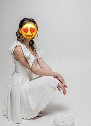 Біла сукня з корсетом та бантиками