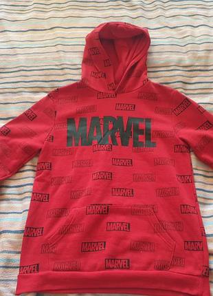 Красная детская/подростковая худи с принтом известного бренда комиксов marvel, выпущенная для розничной сети primark.