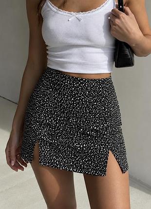 Спідниця міні brandy melville чорна в квіточки xs/s