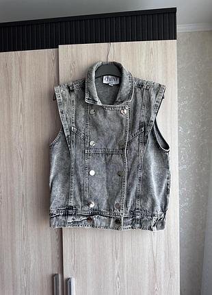 Джинсова жилетка ciminy paris оригінал розмір s acid wash варена двобортна косуха