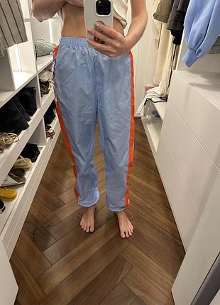 Спортивні штани h&m блакитні з помаранчевими лампасами, розмір xs/s