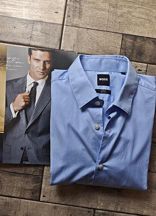 Мужская базовая светло-голубая рубашка с длинным рукавом  hugo boss имеет приталенный крой и классический воротник размер 40