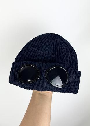 Шапка c.p. company merino wool goggle beanie total eclipse dark blue with tags 05cmac оригінал темно синя унісекс з лінзами