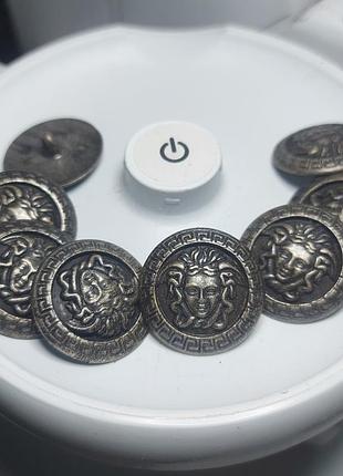 Ґудзики металеві в стилі versace.