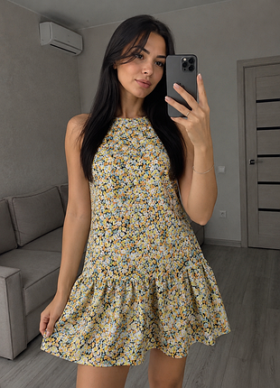 Летнее платье от boohoo имеет яркий цветочный принт и оборку по нижнему краю, размер м