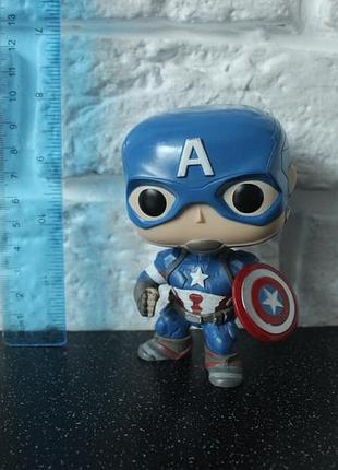Фігурка funko pop! marvel, що зображує капітана америку.