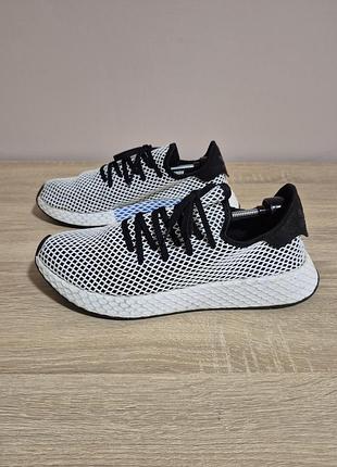 Кроссовки adidas.