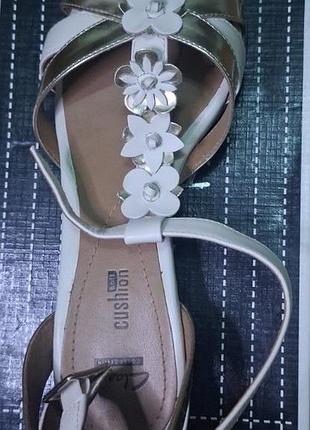 Шкіряні босоніжки , прикрашені декоративними квітами clarks cushion soft