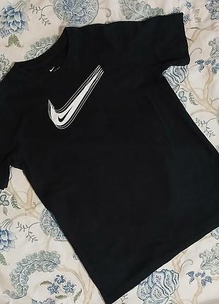 Футболка nike sportswear swoosh оригинал подростковая xl 158 170 см или на взрослый размер s(ширина 47см, длина 63)
