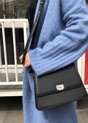 Базова жіноча сумка шкіряна чорна сумка на плече з двома ремінцями3 фото