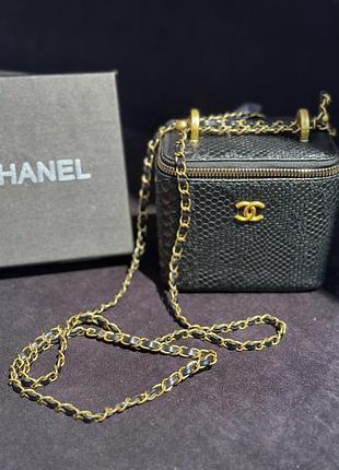 Жіноча сумка chanel. чорна з золотою фурнітурою
