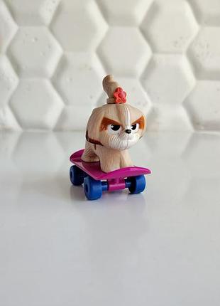 Детская коллекционная игрушка фигурка сабачка дейзи на скейте макдональдс хэппи мил таемная жизнь домашних животных mcdonald's happy meal 2019