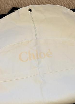 Білий чохол для одягу бренду chloé з фірмовим логотипом