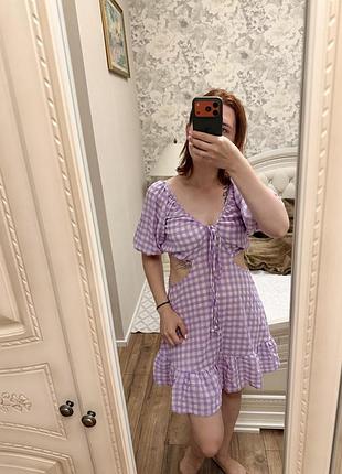 Мінісукня від river island виконана в бузковому кольорі в клітинку гінгам з вирізами з боків та рукавами-ліхтариками