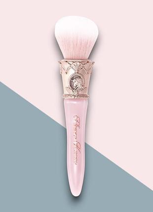 Кисточка для румян flower knows knight unicorn скошенная розовая crystal pink