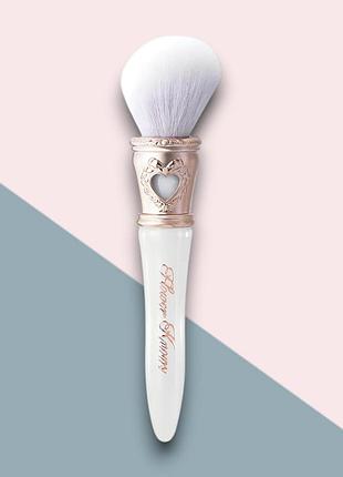 Кисточка для румян flower knows bunny garden pearl white белая