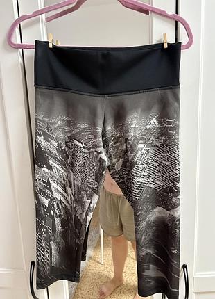 Жіночі легінси adidas infinite series techfit capris мають унікальний принт міського пейзажу
